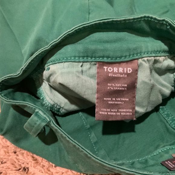 Torrid Women’s Size 14 Button Fly Shorts Pine Green 4” Inseam - Picture 3 of 4